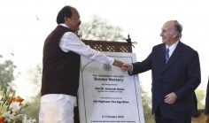 His Highness the Aga Khan and Vice-President of India, Shri M. Venkaiah Naidu, unveil a plaque at the Sunder Nursery, a 90-acre city park in New Delhi. AKDN/ Shamsh Maredia