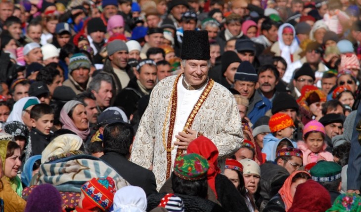 His Highness the Aga Khan with members of his community in Porshniev, Khorog, Tajikistan, 2008. AKDN / Akbar Hakim