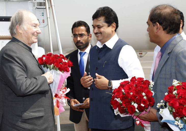 Prof Ram Shinde, Cabinet Minister for Water Conservation and Protocol, Government of Maharashtra welcomes His Highness the Aga Khan at the Mumbai Airport. AKDN / Aziz Ajaney
