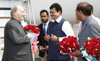 Prof Ram Shinde, Cabinet Minister for Water Conservation and Protocol, Government of Maharashtra welcomes His Highness the Aga Khan at the Mumbai Airport. AKDN / Aziz Ajaney