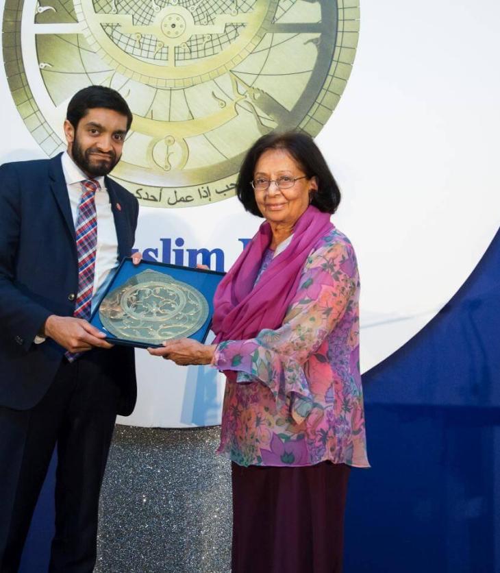 Iqbal Nasim, Chief Executive of National Zakat Foundation, presenting the Ibn Sina Award for Excellence in Health to Dr Amina Jindani, Honorary Senior Lecturer at St George’s University of London on 23rd April, 2018. (Photograph by Abdul Datoo/The Muslim News)
