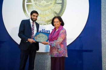 Iqbal Nasim, Chief Executive of National Zakat Foundation, presenting the Ibn Sina Award for Excellence in Health to Dr Amina Jindani, Honorary Senior Lecturer at St George’s University of London on 23rd April, 2018. (Photograph by Abdul Datoo/The Muslim News)