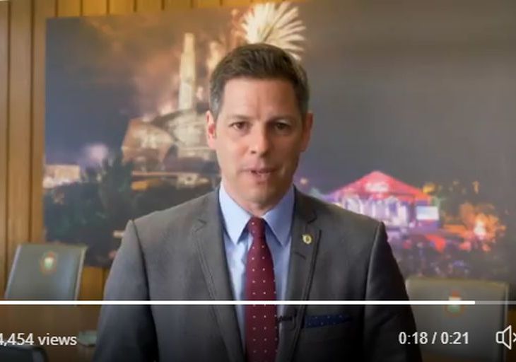 Mayor Brian Bowman of Winnipeg congratulates His Highness the Aga Khan on Diamond Jubilee
