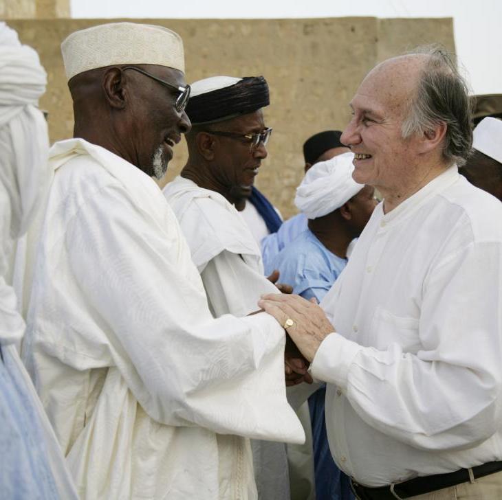 His Highness the Aga Khan bids farewell to local officials in Timbuktu, Mali where the Aga Khan Trust for Culture plays a critical role in the restoration of mud mosques. 24 April 2008. - Photo credit: AKDN / Arnhel de Serra