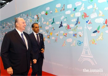 Mawlana Hazar Imam admires artwork of the France jurisdiction Jamat; Murids young and old conveyed messages of love, affection, and gratitude to Hazar Imam on the occasion of his Diamond Jubilee. PHOTO: THE.ISMAILI/ ZAHUR RAMJI
