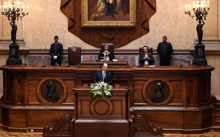 His Highness the Aga Khan addresses Portugal's Members of Parliament in the Senate Chamber of the Portuguese Parliament Building. AKDN / Moez Visram