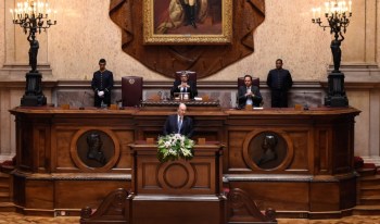 His Highness the Aga Khan addresses Portugal's Members of Parliament in the Senate Chamber of the Portuguese Parliament Building. AKDN / Moez Visram