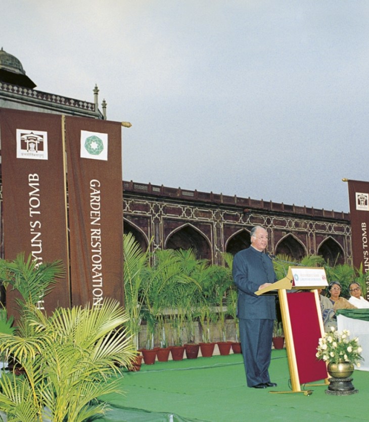 His Highness the Aga Khan at the ceremony to inaugurate the restored Humayun's Tomb gardens. New Delhi, India. 15 April 2003