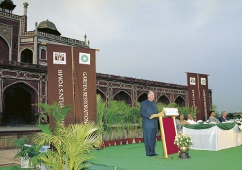 His Highness the Aga Khan at the ceremony to inaugurate the restored Humayun's Tomb gardens. New Delhi, India. 15 April 2003