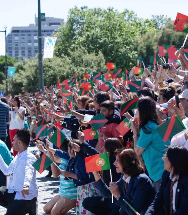 Members of the Ismaili Community gather at Jardim Amalia Rodrigues and celebrate the arrival of His Highness the Aga Khan. Photo: AKDN