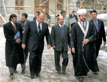 Moscow, Russia. January 1995: His Highness Prince Karim Aga Khan IV with Chief Mufti Sheikh Ravil Gainutdin of Central Asia and Russia, outside Moscow’s main mosque. Image credit: AKDN / Gary Otte