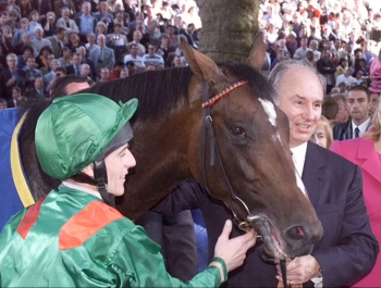 Paris, France. October 1, 2000: Irish jockey Johnny Murtagh (L) holds Sinndar next to owner His Highness Prince Karim Aga Khan IV (R) after winning the Group One Prix de l'Arc de Triomphe in 2000. Image credit: AFP via Getty Images