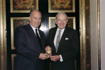 New York, USA. October 25, 1996: His Highness Prince Karim Aga Khan IV (L) is presented with the Hadrian Award by David Rockefeller (R) in honor of his achievements in the field of architectural conservation of the Muslim world. The award is presented by the World Monuments Fund and Rockefeller is among the previous recipients. Image credit: Henny Abrams / AFP