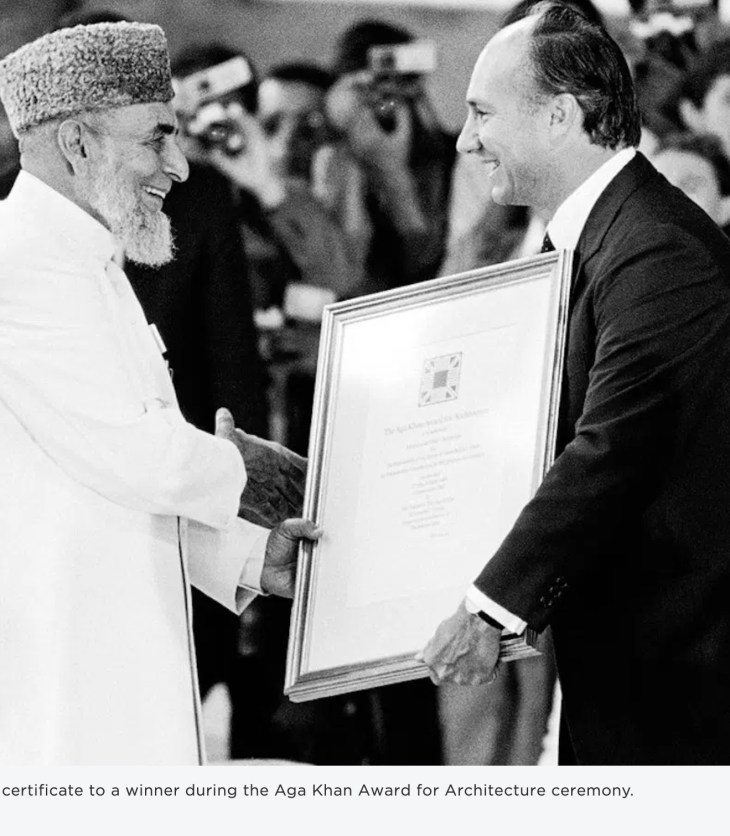 Istanbul, 1983. His Highness the Aga Khan presenting a certificate to a winner during the Aga Khan Award for Architecture ceremony. AKDN / Christopher Little
